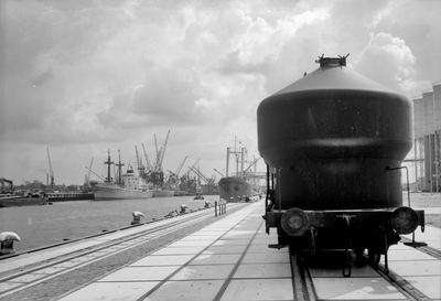 839984 Afbeelding van silowagens van de D.B. op de kade te Rotterdam Waalhaven voor het vervoer van aluminium-hydroxide ...